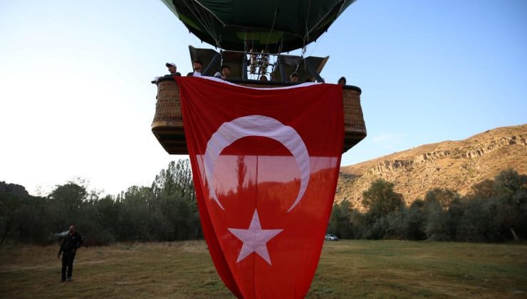 Kapadokya’da balonlar, 30 Ağustos Zafer Bayramı için havalandı