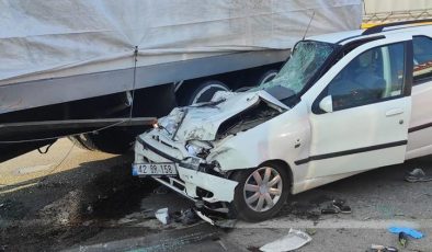 Konya’da kamyona çarpan otomobildeki 3 kişi hayatını kaybetti