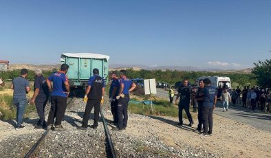 Malatya’da yük treni çapa motoruna çarptı: 3 can kaybı