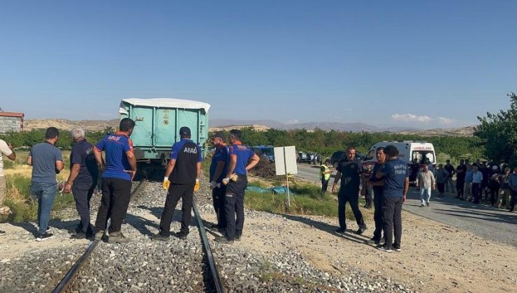 Malatya’da yük treni çapa motoruna çarptı: 3 can kaybı