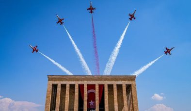 Türk Yıldızları’ndan 30 Ağustos Zafer Bayramı’nda Anıtkabir saygı uçuşu