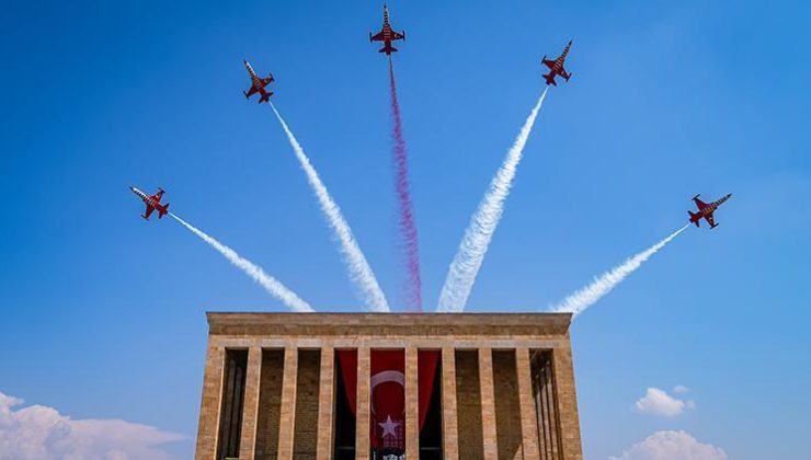 Türk Yıldızları’ndan 30 Ağustos Zafer Bayramı’nda Anıtkabir saygı uçuşu