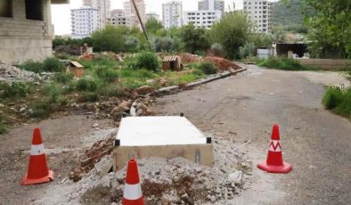 Adana’da vatandaşlar çözümü kendileri buldu: Bazayla üstünü kapattılar