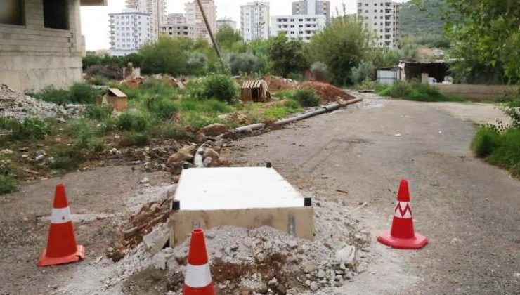 Adana’da vatandaşlar çözümü kendileri buldu: Bazayla üstünü kapattılar