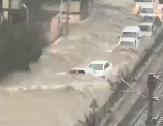 Adana’yı sağanak vurdu: Cadde ve sokaklar göle döndü