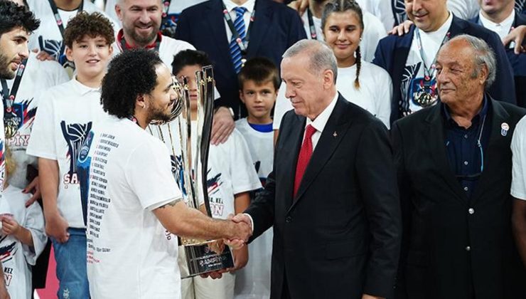 Anadolu Efes'e 37. Erkekler Cumhurbaşkanlığı Kupası'nı Cumhurbaşkanı Erdoğan verdi