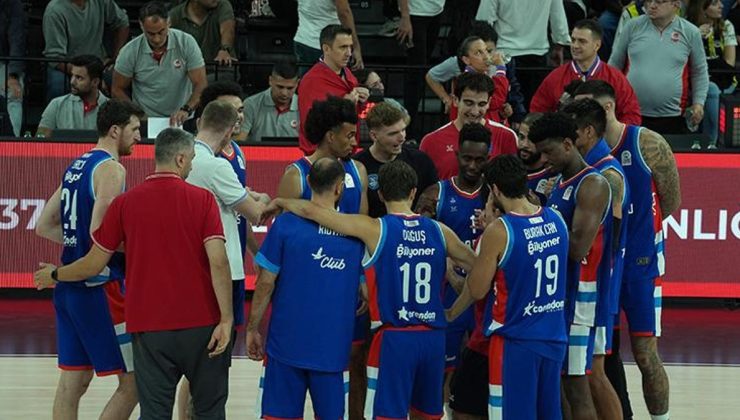 Anadolu Efes'te Ercan Osmani ve Doğu Özdemiroğlu'nun kupa sevinci