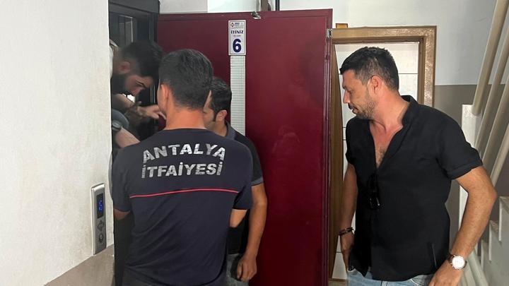 Antalya’da şüpheli ölüm olayına giden polis ekipleri, asansörde mahsur kaldı