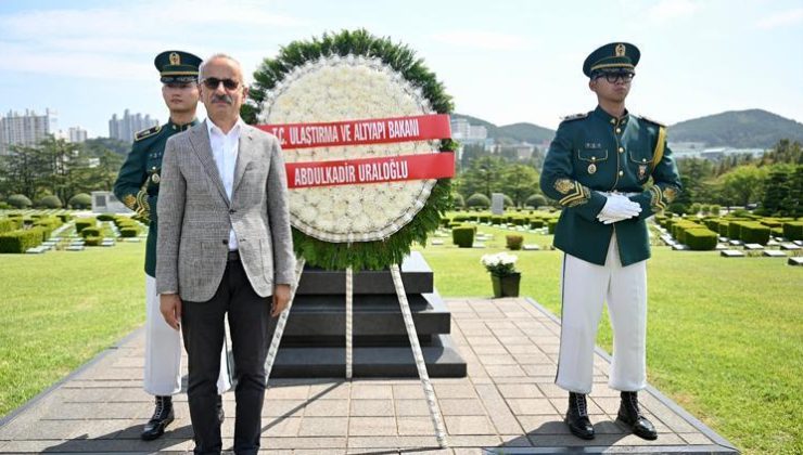 Bakan Uraloğlu anıt mezarlığa gitti