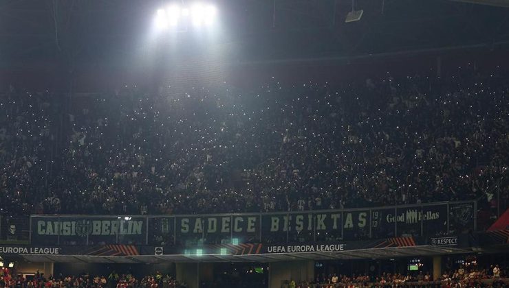 Beşiktaş taraftarı Amsterdam'ı siyah-beyaza boyadı