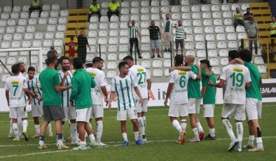 Bursaspor galibiyeti 6 taraftar ile kutladı