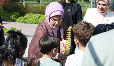 Emine Erdoğan, koruyucu aileler ve çocuklarıyla buluştu