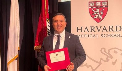 Harvard’da çift yandal yapan Türk doktor, diplomasını Filistinli çocuklara atfetti