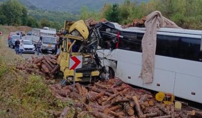 Kamyon ile yolcu otobüsü çarpıştı: 2 ölü, 21 yaralı