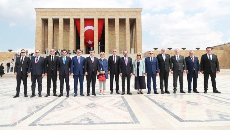 TFF Başkanı Hacıosmanoğlu ve yönetim kurulu üyelerinden Anıtkabir’i ziyaret