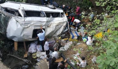 Tokat’ta fındık işçilerini taşıyan minibüs devrildi, çok sayıda yaralı var