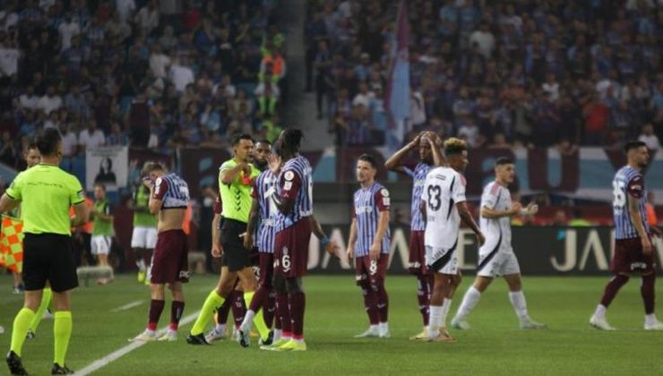 Trabzonspor-Beşiktaş maçında tarihe geçen kırmızı kart! Bir ilk…