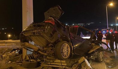 Ankara’da otomobil yön tabelasına çarptı: 4 can kaybı, 1 yaralı