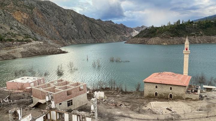 Artvin’de Yusufeli Barajı’nda sular çekildi, köyler gün yüzüne çıktı: ‘Anılarımızı tazeliyoruz’