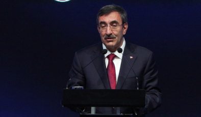 Cevdet Yılmaz: Ayaklarımız üzerinde durmak durumundayız