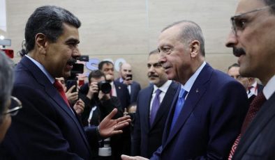 Cumhurbaşkanı Recep Tayyip Erdoğan Venezuela Devlet Başkanı Maduro ile bir araya geldi.