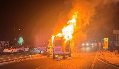 Diyarbakır’da kafa kafaya çarpışan kamyonet ile minibüs alev aldı: 11 yaralı