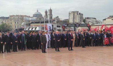 İstanbul’un düşman işgalinden kurtuluşunun 101. yıl dönümü: Taksim Cumhuriyet Anıtı’na çelenk bırakıldı