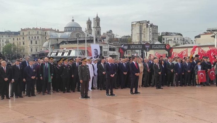 İstanbul’un düşman işgalinden kurtuluşunun 101. yıl dönümü: Taksim Cumhuriyet Anıtı’na çelenk bırakıldı