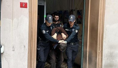 İstiklal Caddesi’nde polise bıçakla saldıran şahıs adliyeye sevk edildi