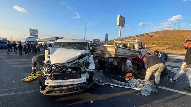 Manisa’da feci kaza! Kamyonete arkadan çarptı, 4 kişi yaralandı