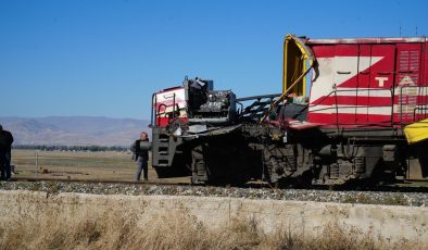 Muş’ta yolcu treni beton pompasına çarptı: 1 kişi hayatını kaybetti