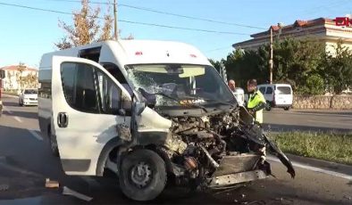 Öğrenci servisi ile TIR çarpıştı :11 yaralı