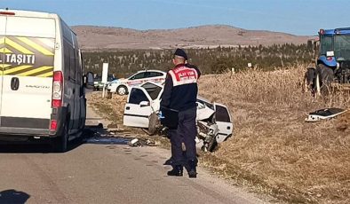 Okul servisi ile otomobil çarpıştı: 3 kişi hayatını kaybetti