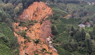 Rize’de heyelanda 2 boş ev toprak altında kaldı