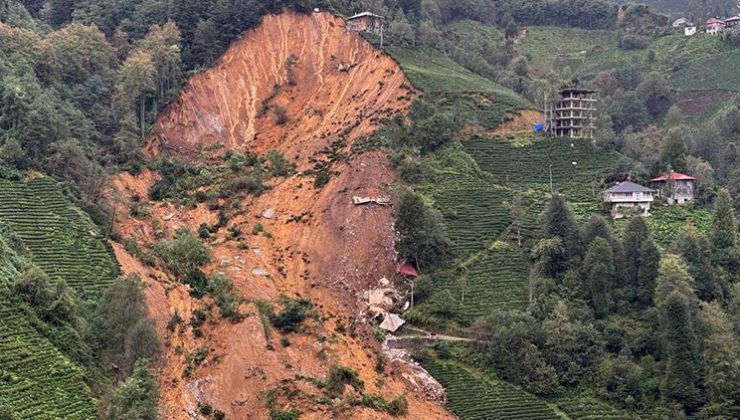 Rize’de heyelanda 2 boş ev toprak altında kaldı