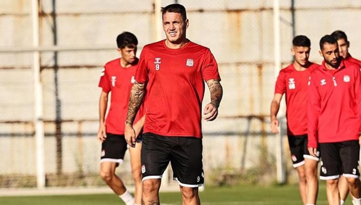 Sivasspor'da Rey Manaj sevinci yaşanıyor