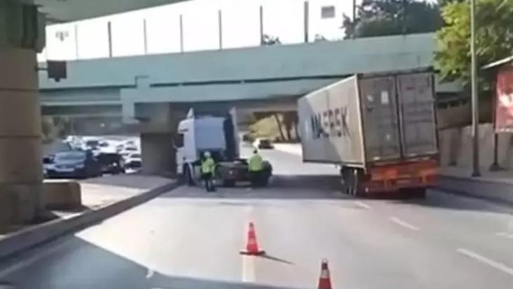 Son dakika: Sabıkalı üst geçitte yine kaza! Ekipler sevk edildi