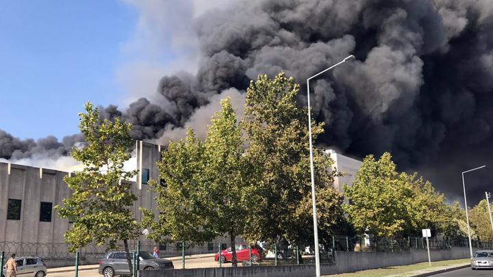 Tekirdağ’da kumaş fabrikasında yangın! Gökyüzünü siyah duman kapladı