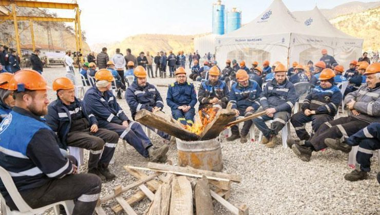 500 madenci kendilerini madene kapattı