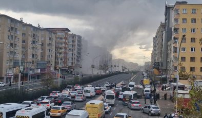 Ağır hasarlı bina yıkım sırasında çöktü: O anlar kamerada