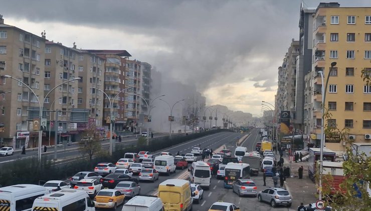 Ağır hasarlı bina yıkım sırasında çöktü: O anlar kamerada