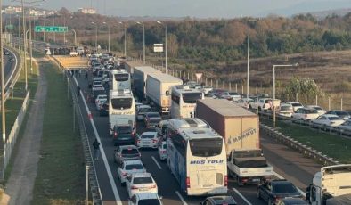 Anadolu Otoyolu’nda TIR devrildi: Yol trafiğe kapandı