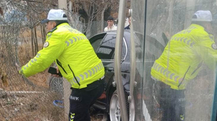 Ankara’da feci kaza! Otomobil, otobüs durağına çarptı, yaralılar var