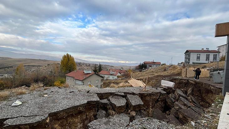 Ankara’da panik anları! Toprak kayması nedeniyle 10 katlı bina tahliye edildi