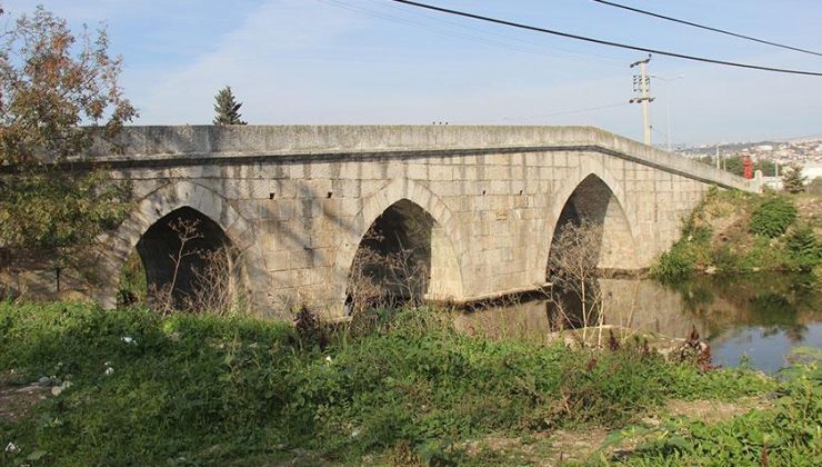 Araç trafiğine kapalı! Tarihi köprü 50 metre yer değiştirdi