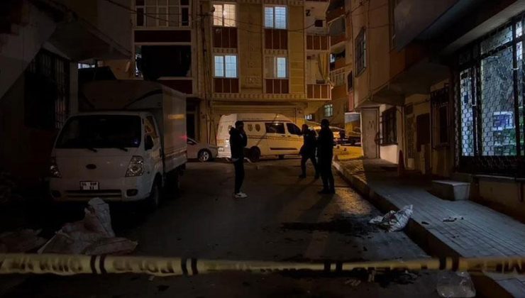 Bağcılar’da maskeli grup polis otosuna taşla saldırdı