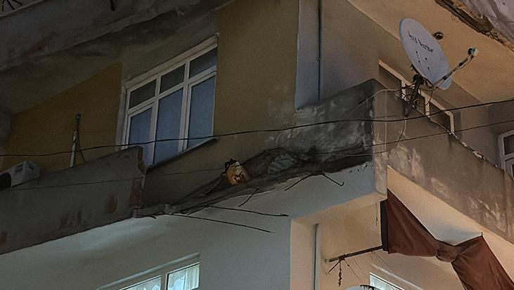 Beyoğlu’nda balkon çöktü! Korku dolu anlar