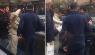 Beyoğlu’nda trafikte yol verme kavgası! Tekme ve yumruklarla otomobile saldırdılar: ‘Delikanlıysan in aşağıya’