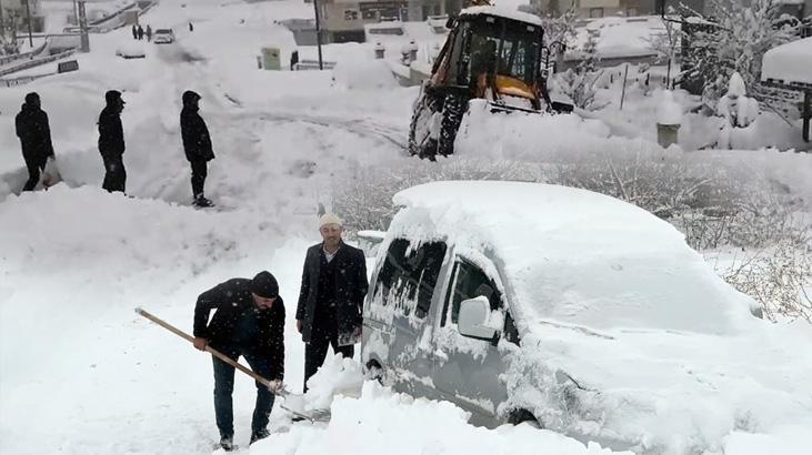 Bir şehir adeta gömüldü! Kar kalınlığı 80 cm’i geçti: Çıkaramadığımız araçlar öylece kalıyor