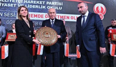 Devlet Bahçeli, deprem bölgesi öğretmenlerine plaket verdi